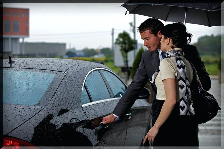 мужчина и женщина под зонтом