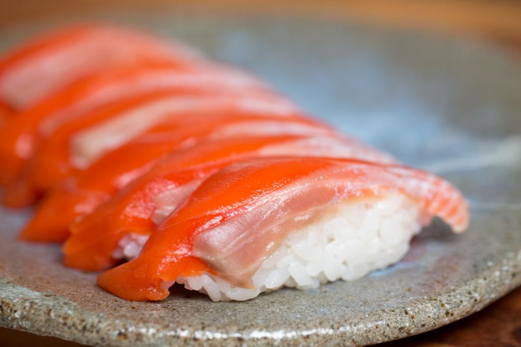 Нигири суши с лососем