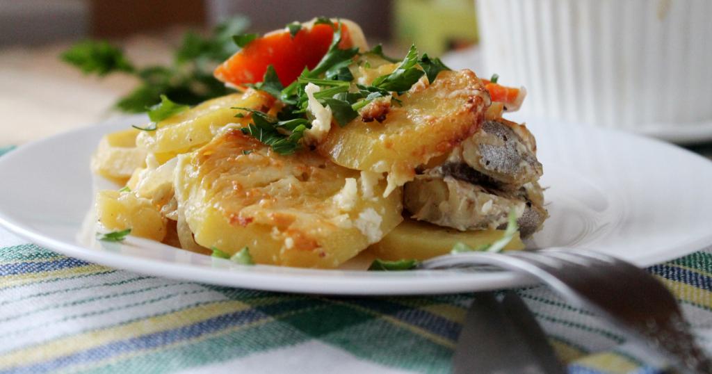 Рыба минтай с картошкой в духовке рецепты с фото