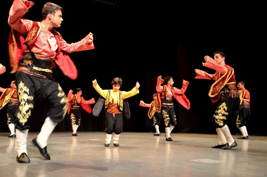 Певец Махмут Тунджер исполнил национальный турецкий танец «Халай» со своим попугаем