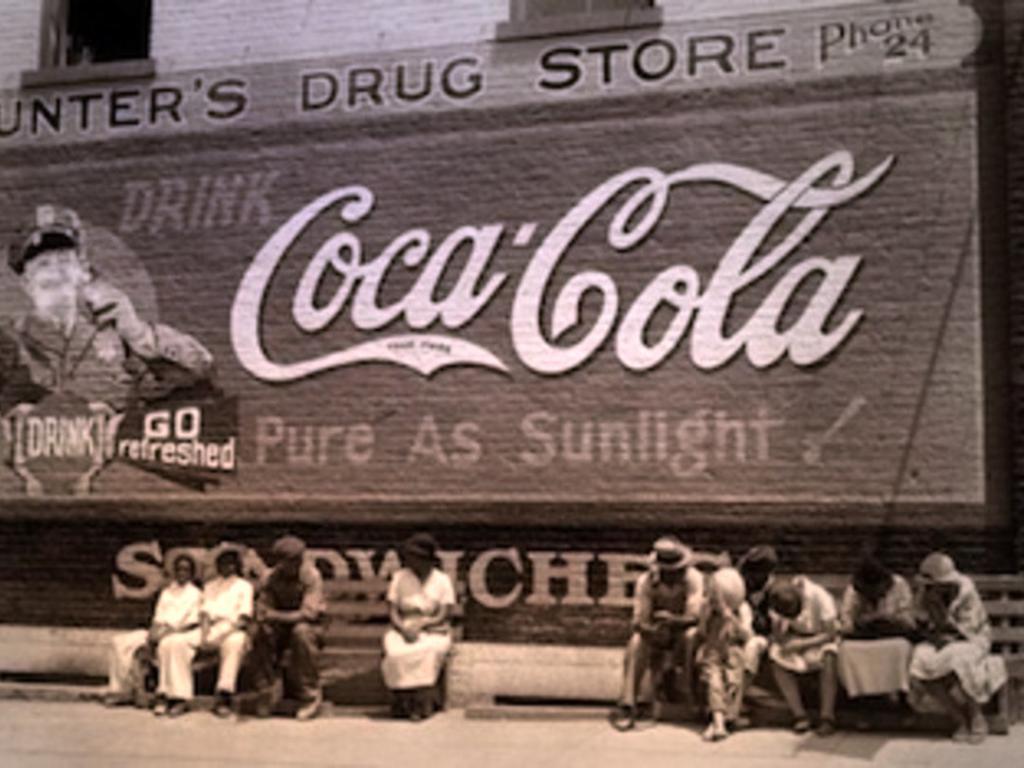 Вывеска с рекламой Кока-Кола