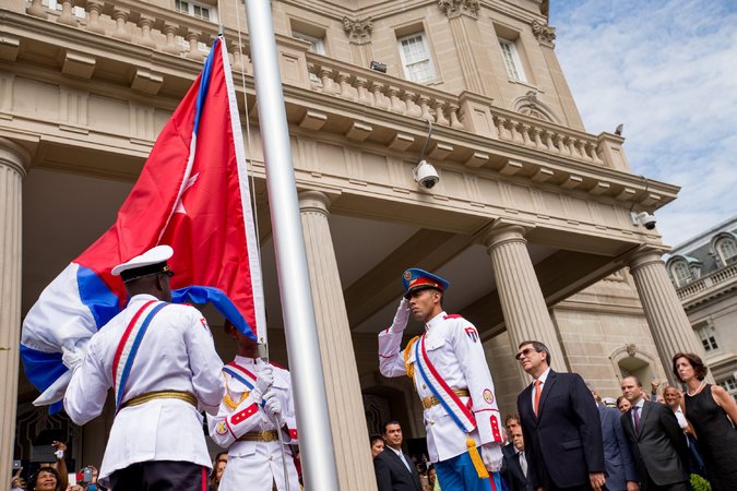 кубинский флаг у посольства