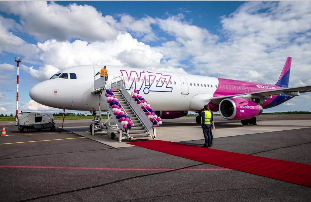 самолет авиакомпании wizzair