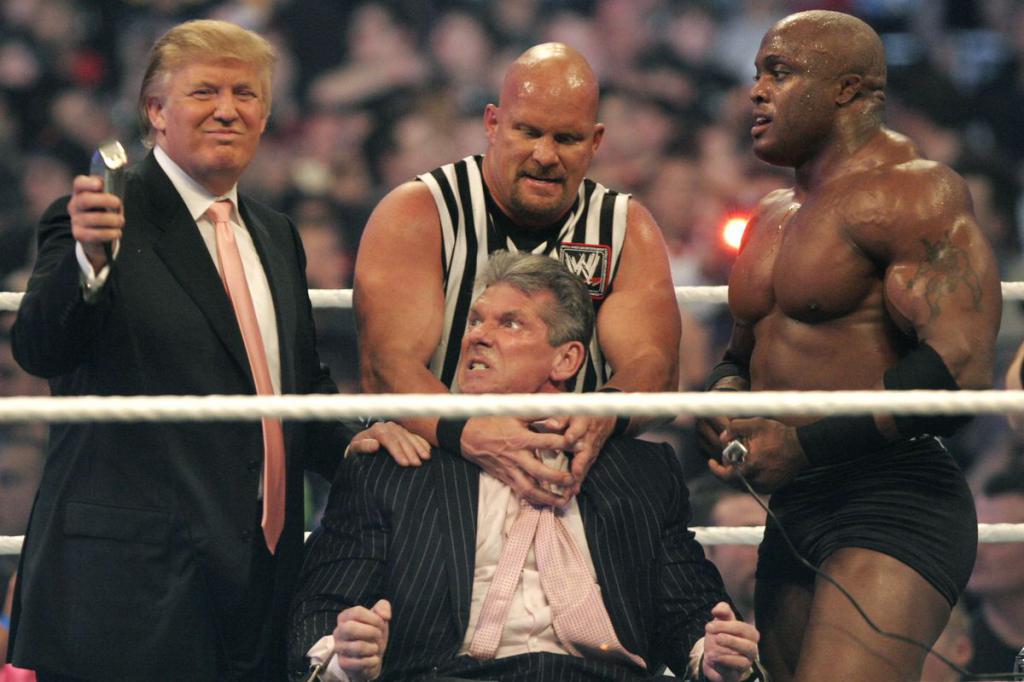 Стив Остин судья на ринге в компании с Дональдом Трампом