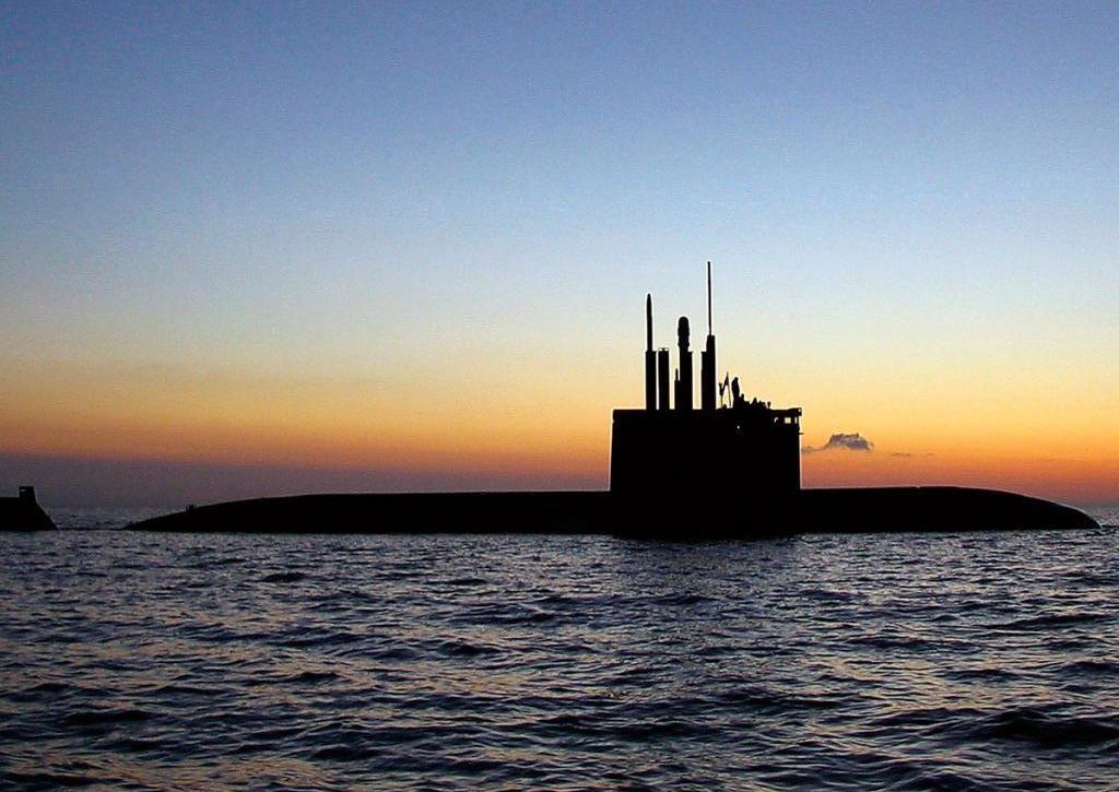 Силуэт подводной лодки с перископами