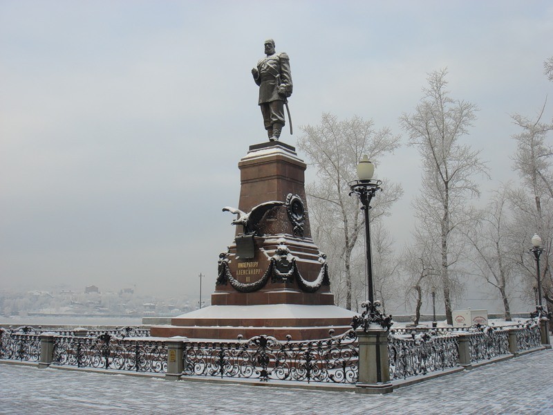Памятник царю зимой