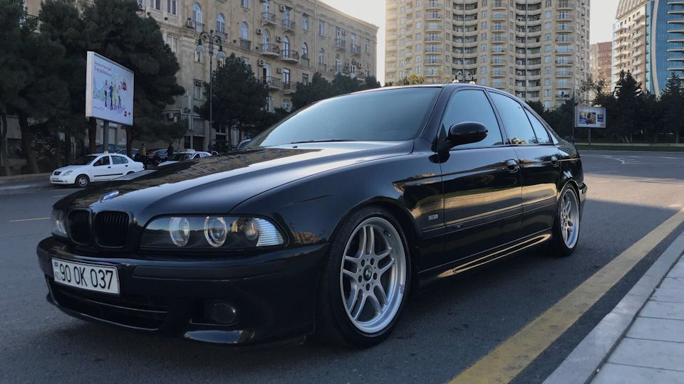 BMW E39 black