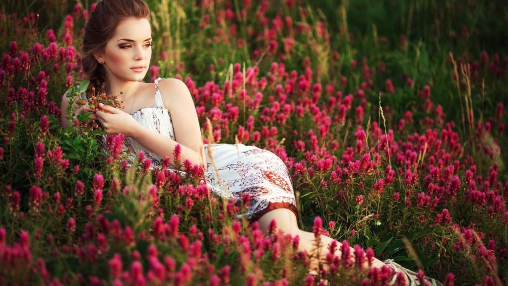 девушка на цветочной поляне