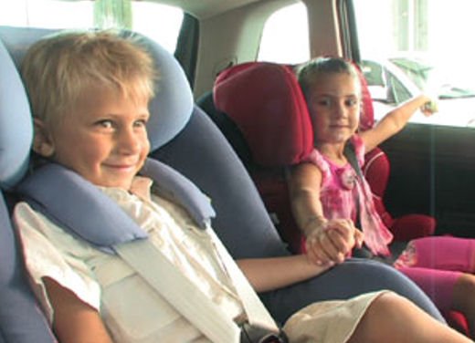 Удерживающее устройство для детей в автомобиле