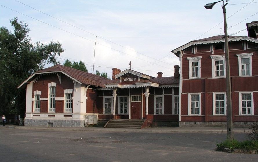 Старинный вокзал в Боровичах