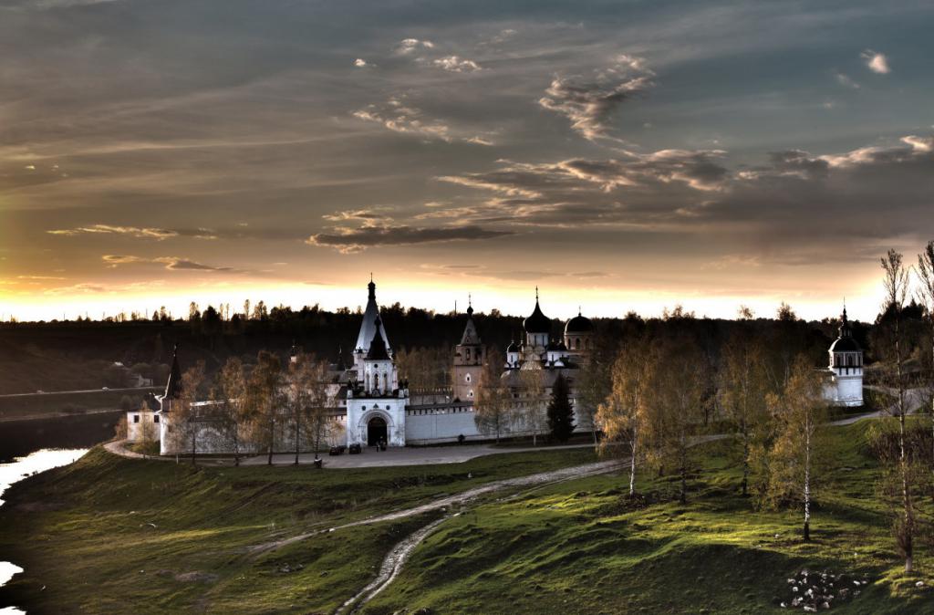 Старицкий монастырь на закате