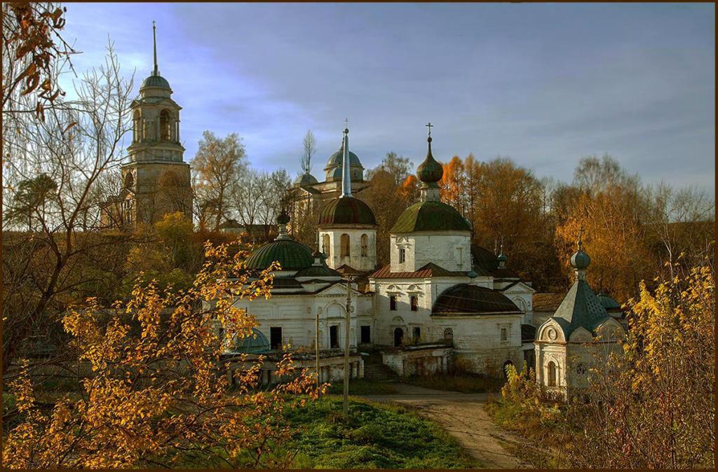Старицкий монастырь осенью