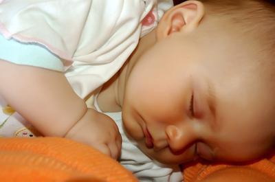 сколько должен спать ребенок в 2 месяца 