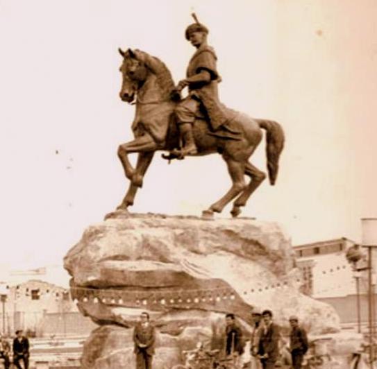 Памятник правителю