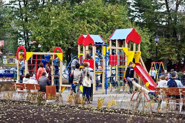 Детская площадка на обновленной площади