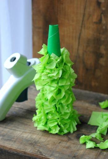 Do-it-yourself Christmas tree made of corrugated paper