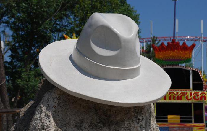 Памятник белой шляпе в анапе