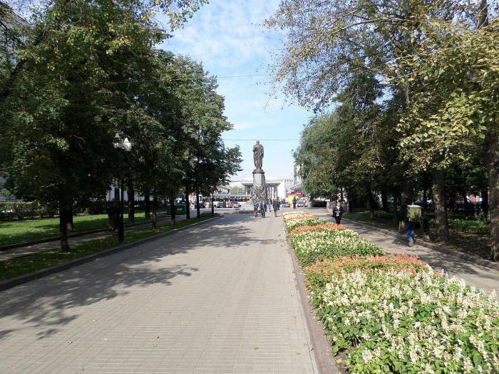 Chistye Prudy monument to Griboedov exit from the metro