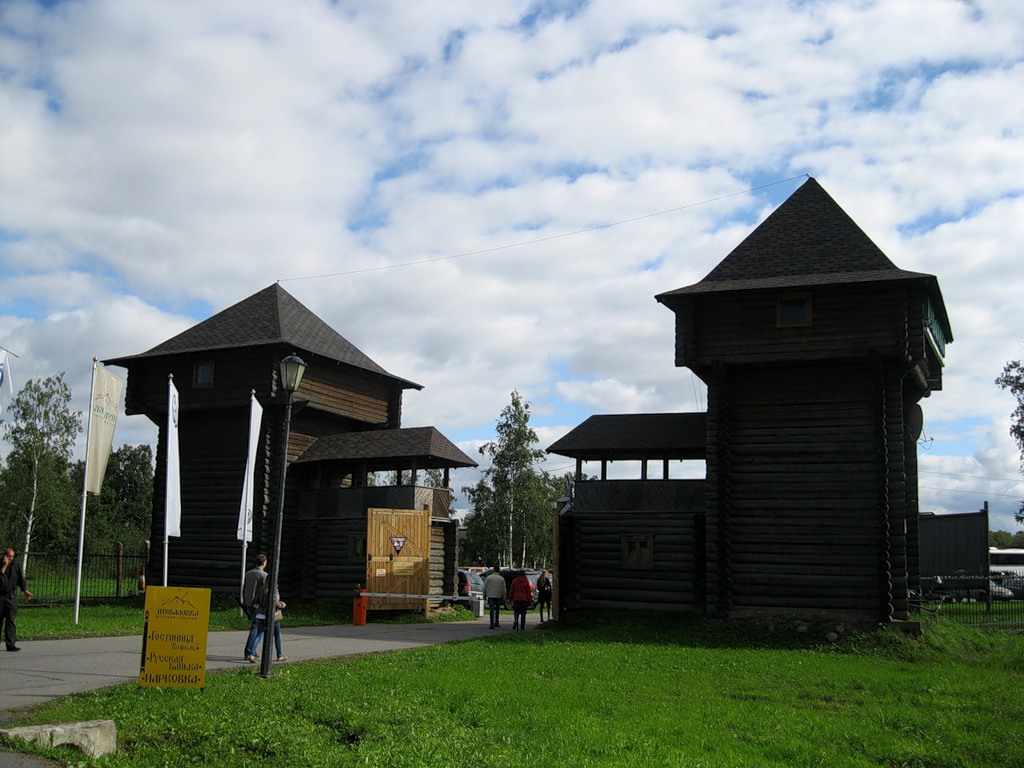 Въездные ворота в деревню Шуваловку