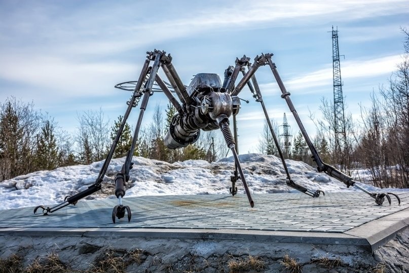 памятник комару в Ноябрьске