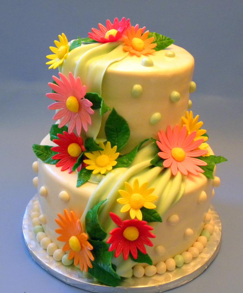 Яркий торт с цветами