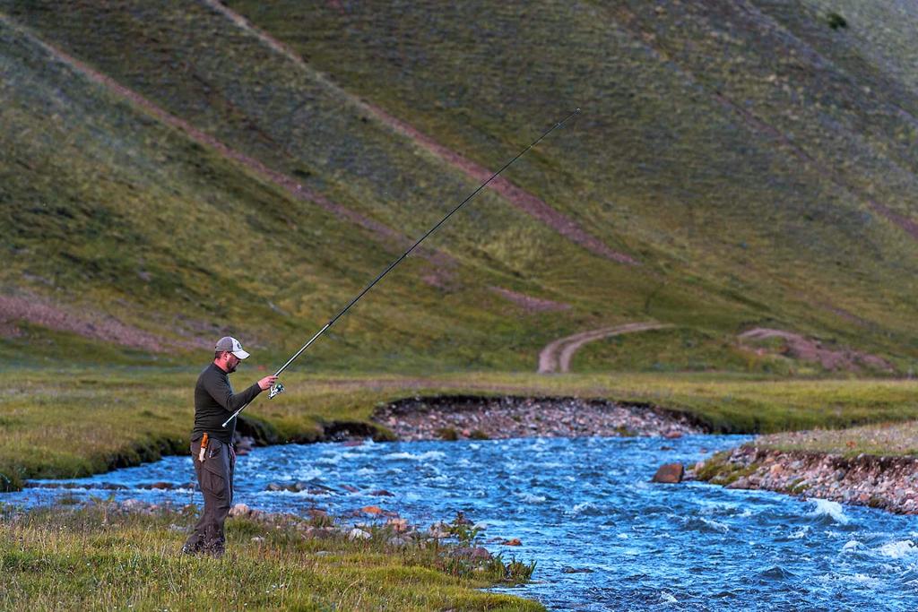 Мужчина рыбачит на реке Есиль