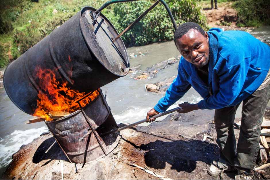 кениец готовит самогон