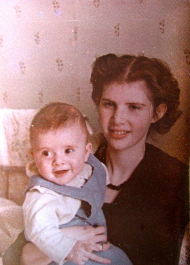 Леонид Невзлин с матерью Ириной, 60-е годы