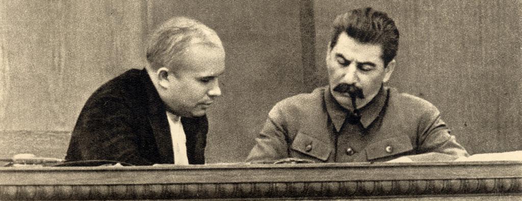 Сталин что-то читает у трибуны