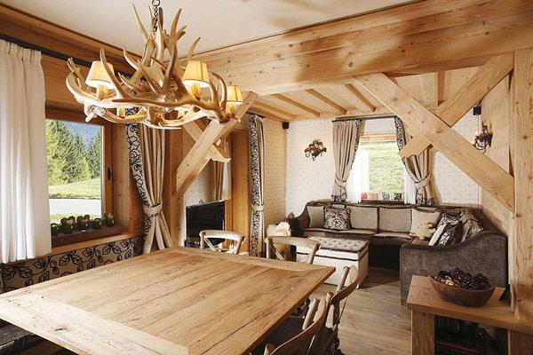интерьер гостиной в деревянном доме