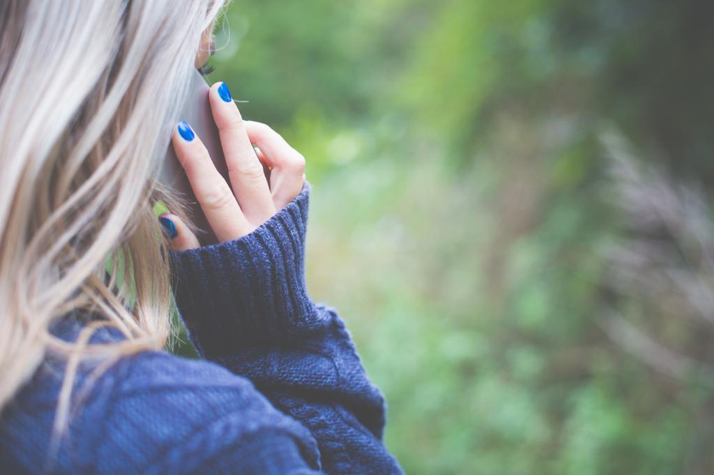 girl talking on the phone