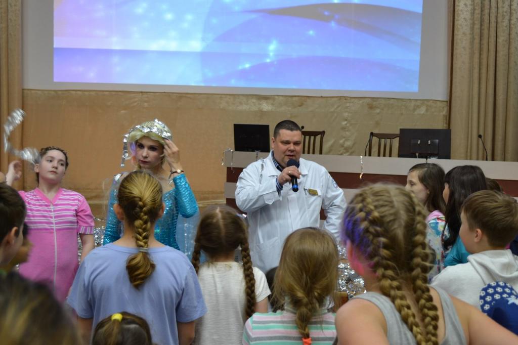 Главный врач ГКБ №1 Челябинска Д.А.Тарасов беседует с детьми
