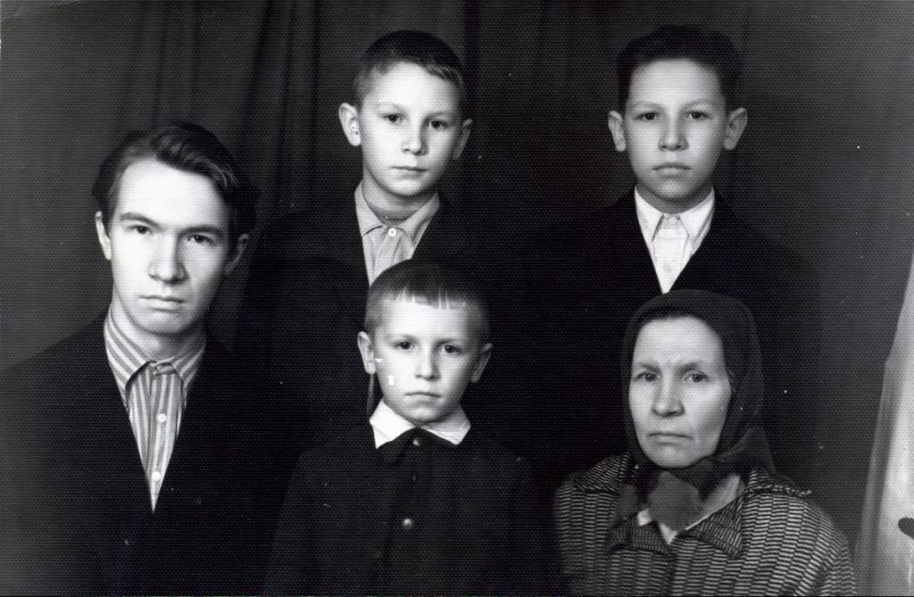 Мария Алексеевна Капалина с сыновьями