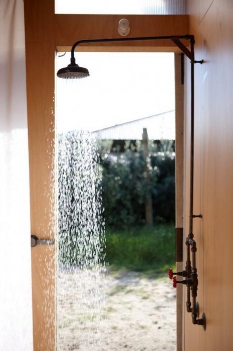 Дачный душ с подогревом: варианты и особенности