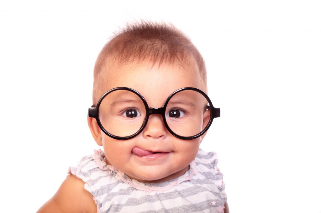 малыш в очках