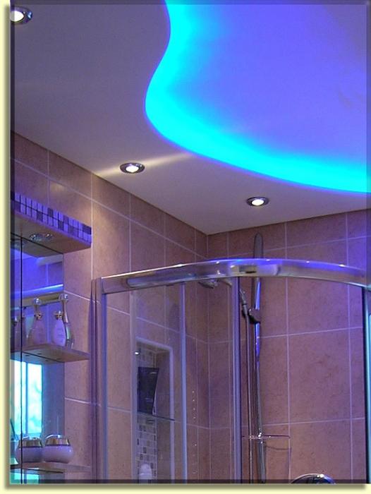 дизайн потолков ванных комнат