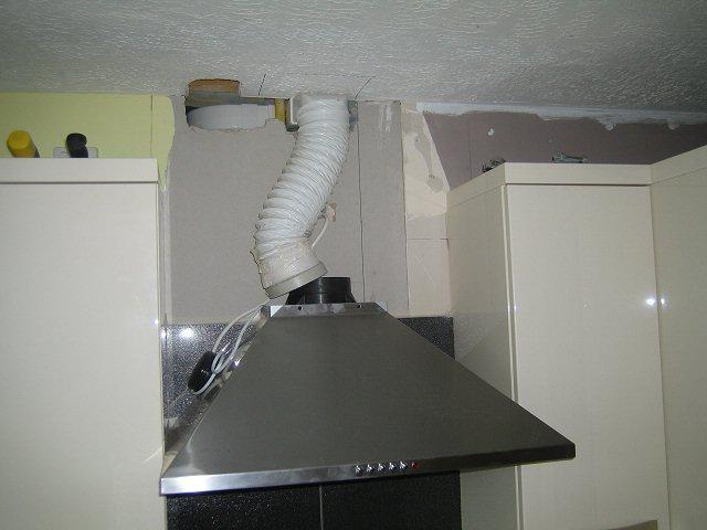 Гофрированный воздуховод для вытяжки на кухне