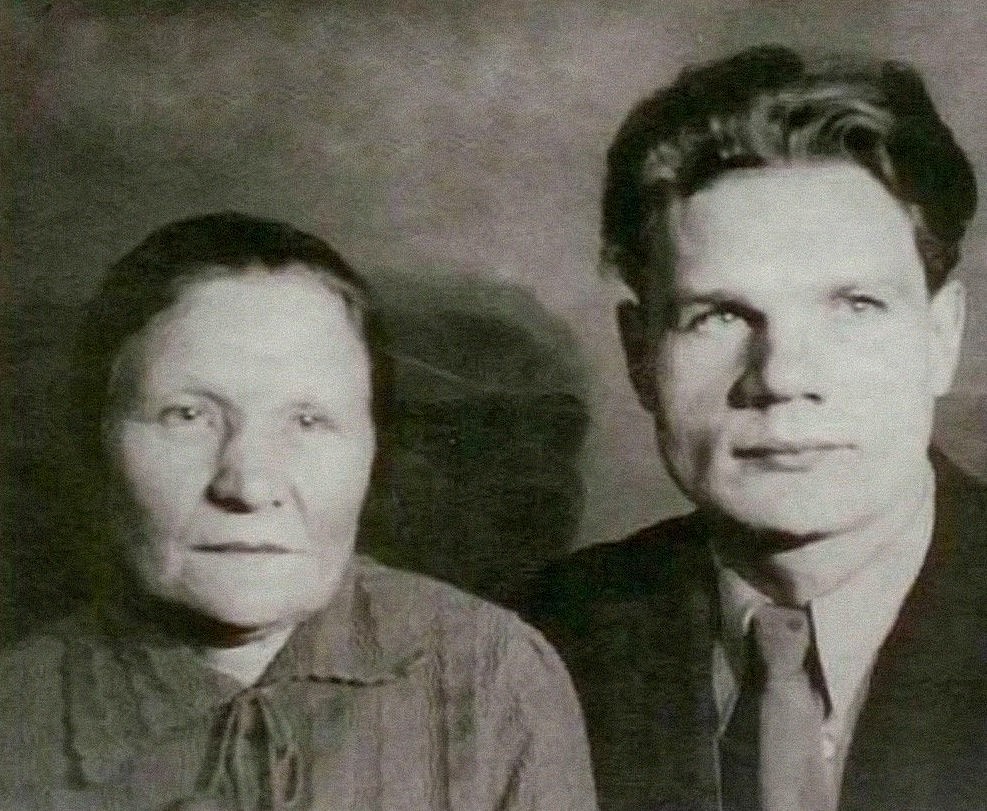 Отец и бабушка, Наталья Михайловна Пуговкина