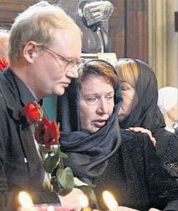 Елена Пуговкина с сыном Михаилом на похоронах отца