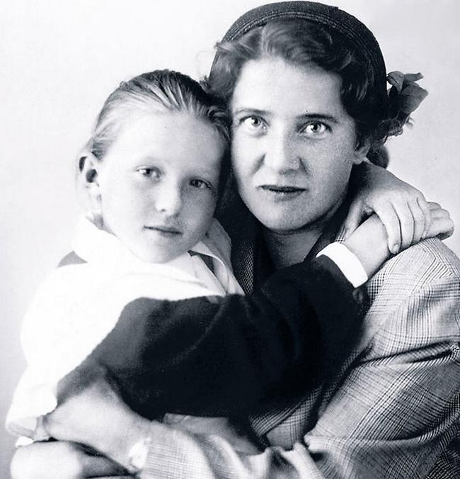 Лена Пуговкина с мамой
