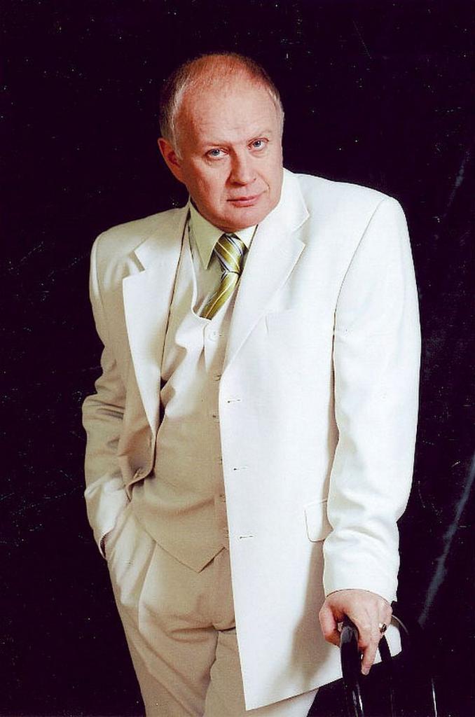 Виктор Кривонос - советский и российский певец, актер театра и кино