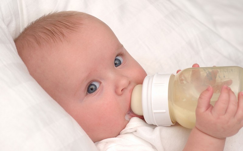 малыш пьет молочко