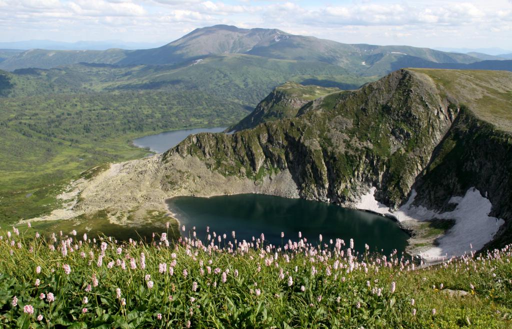 Озеро Малое Рыбное и гора Белый Голец (1594 м)