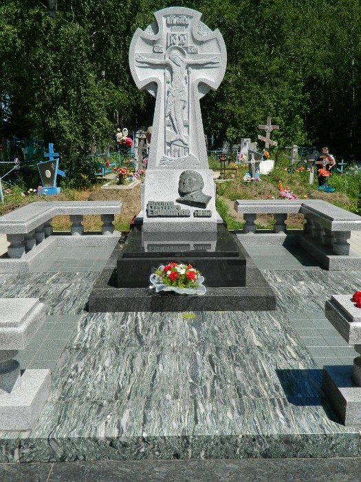 Памятник Михаилу