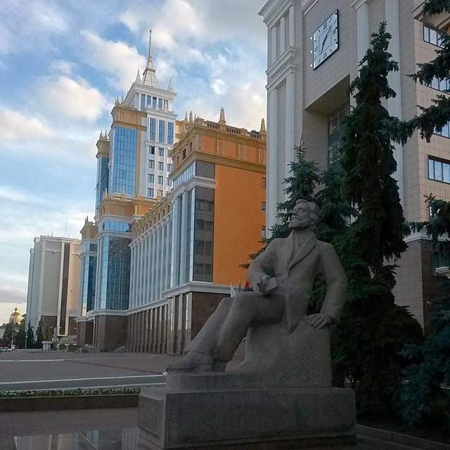 Памятник Огарева перед главным корпусом