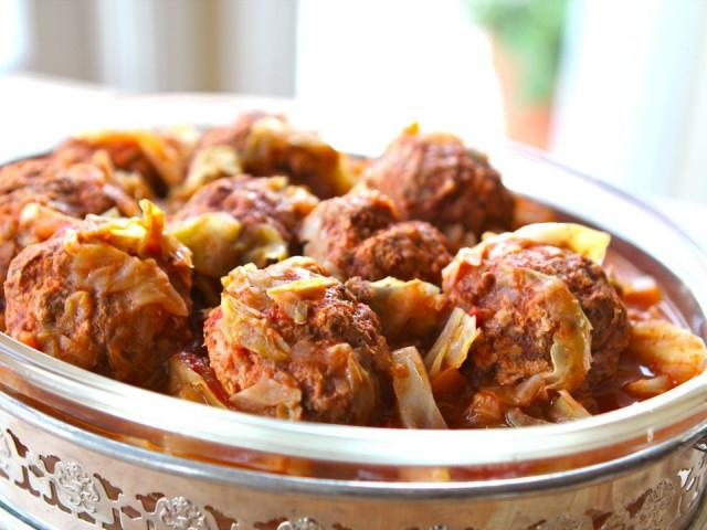 cook lazy cabbage rolls in a slow cooker