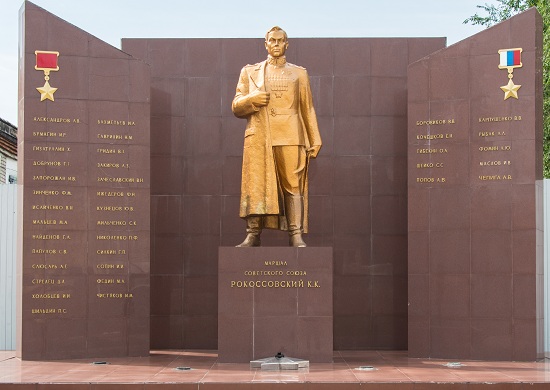 Памятник Рокоссовскому на территории училища