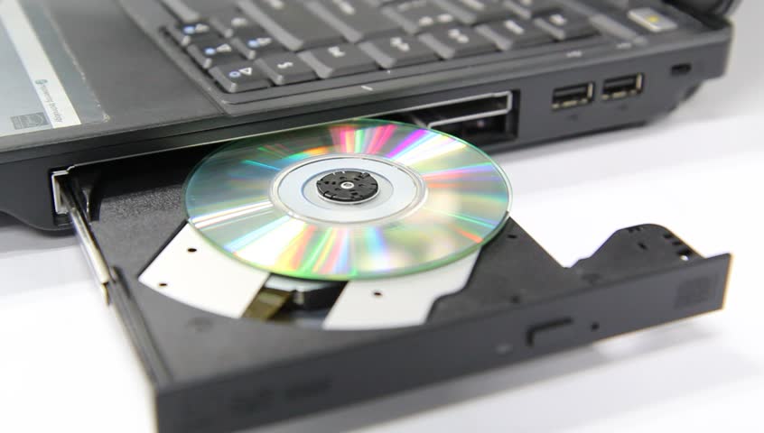 Сд для ноутбука. Диск в дисководе. Дисковод для ноутбука. Оптический диск. DVD ноутбук.