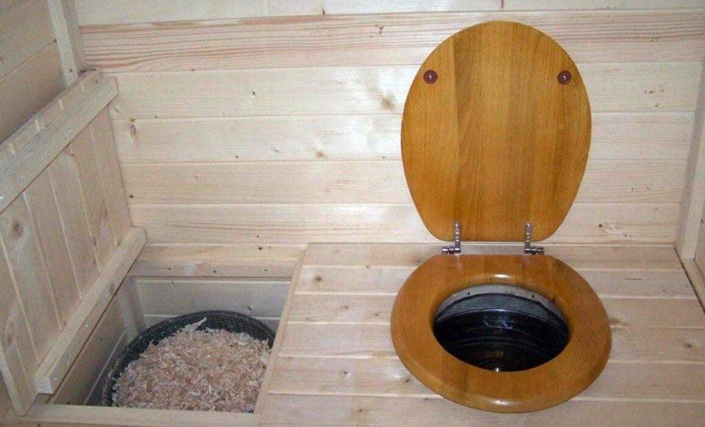 Туалет с выгребной ямой под ключ. Туалет пудр клозет. Дачный пудр клозет. Дачный туалет пудр клозет. Пудр клозет инженера Тимоховича.
