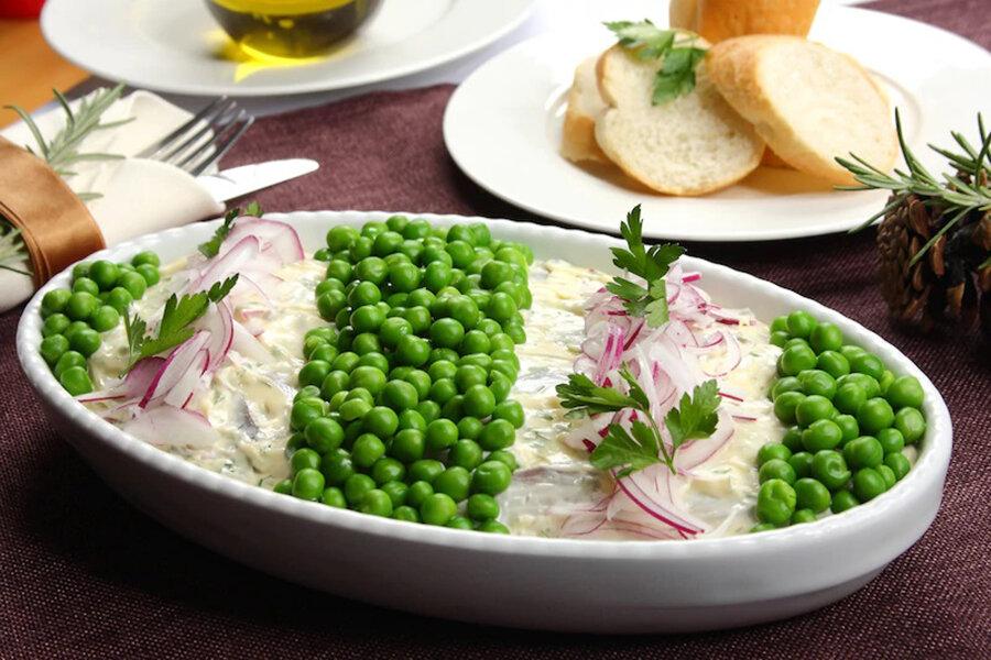 Салат с селедкой и зеленым горошком